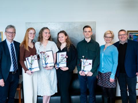 Styrkþegar ásamt rektor og forseta og varaforseta Læknadeildar. Frá vinstri: Jón Atli Benediktsson, Ágústa Eyjólfsdóttir, Katrín Hólmgrímsdóttir, Birta Rakel Óskarsdóttir, Bjarki Leó Snorrason, Sædís Sævarsdóttir og Þórarinn Guðjónsson.